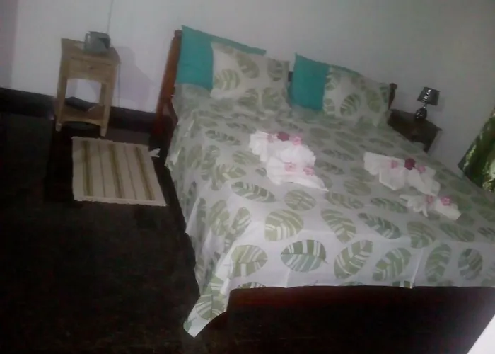 Corner Bay Beau Vallon,mahe * Beau Vallon (Mahe)